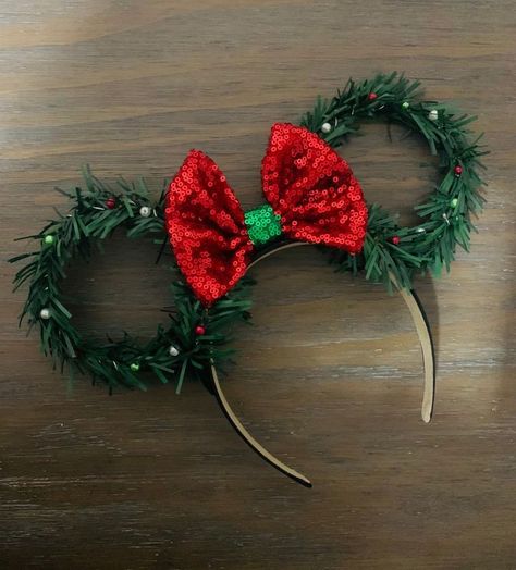 Disney Christmas Clothes, Christmas Minnie Ears, Christmas Disney Ears, Christmas Mickey Ears, Disney Christmas Crafts, Water Rides, Diy Disney Ears, Disney Mouse Ears, Disney Headbands