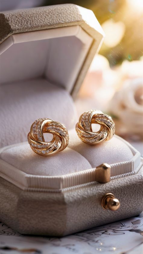 Elegant Gold Knot Stud Earrings: Symbolize Unity and Eternal Love Gold Tops Designs, Gold Wedding Earrings, Rose Gold Bridal Earrings, Gold Tops, Pearl Cluster Earrings, Threader Earrings Gold, Gifts Photography, Bridal Styles, Gold Earrings Wedding