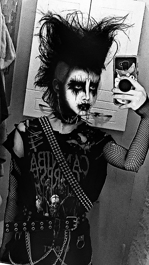 Trad Goth Makeup, Goth Eye Makeup, Afro Goth, Punk Fashion Diy, Dark Makeup Looks, Horror Punk, Goth Subculture, Face Piercings, Face Art Makeup