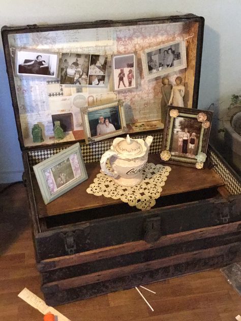 Farmhouse Trunk Decor, Small Trunk Decorating Ideas, Decorating With Old Trunks, Trunk Display Ideas, Antique Trunk Decor Ideas, Old Trunk Ideas Decor, Old Trunk Ideas Repurposed, Antique Trunk Decor, Harry Potter Interior Design