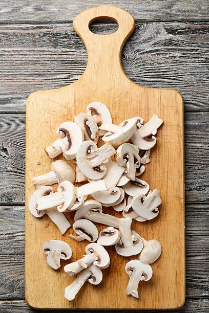 Mushrooms are good for you ~ Button mushrooms including those labeled cremini & portobello (Agaricus bisporus), shiitake (Lentinula edodes), oyster mushrooms (Pleurotus ostreatus), king oyster mushrooms (Pleurotus eryngii), & hen of the woods (Grifola frondosa) have been studied & found to have high levels of B vitamins & anti-oxidant compounds. Cooking Pumpkin Seeds, Hen Of The Woods, King Oyster Mushrooms, How To Cook Artichoke, Cooking Movies, King Oyster, Top Ramen, Frozen Salmon, Button Mushroom