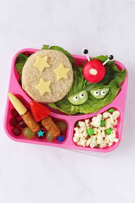 Alien and Space Themed Lunch! A simple but super fun lunchbox for kids inspired by the new Warner Bros movie Luis And The Aliens! Sandwich Lunch Box Ideas, Lunchbox For Kids, Bento Box Lunch For Kids, Food School, Kids Packed Lunch, Nanny Life, Kid Lunches, Kid Meals, Easy Thanksgiving Crafts