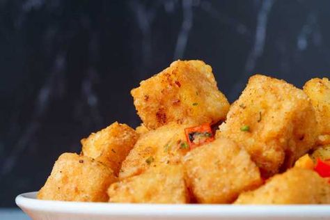 Fragrant deep-fried tofu that'll disappear from the table before you know it! Made With Lau, Salt And Pepper Tofu, Eggplant With Garlic Sauce, Stir Fry Green Beans, Pepper Tofu, Deep Fried Tofu, Tofu Soup, Chinese Bbq Pork, Walnut Shrimp