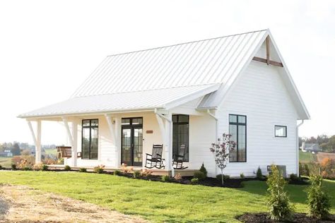 Apple Blossom by Olde Orchard Cottages - Cottages for Rent in Millersburg, Ohio, United States - Airbnb White Cottage Company, Farmhouse Outside, Millersburg Ohio, New England Cottage, Small Cottage Homes, Small Cottages, Cottage Exterior, Be Our Guest, Small Farmhouse