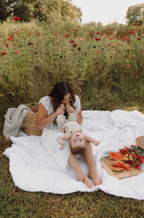 Picnic Kids Photoshoot, Fall Picnic Photoshoot Family, Picnic Blanket Photoshoot, Outdoor Picnic Photoshoot Ideas, Mommy And Me Picnic Photo Shoot, Picnic Cake Smash, Baby Picnic Photoshoot, Photography Manifestation, Picnic With Baby