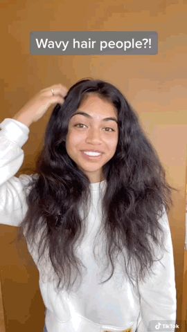 Pelo Ondulado Natural, Wavy Hair Tips, Wavy Hair Care, Curly Hair Care Routine, Natural Wavy Hair, Hair Tips Video, Curly Hair Routine, Long Wavy Hair, Curly Hair Care