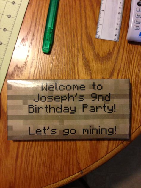 Minecraft Signs. I wrote different messages and hanged them around the cabin we rented for the party. Minecraft Name Sign, Letter Minecraft Banners, Minecraft Sign, Minecraft Birthday Sign, Minecraft Party Food Labels Free, Minecraft Party Water Bottle Labels, Minecraft Birthday Party, Minecraft Birthday, Minecraft Party