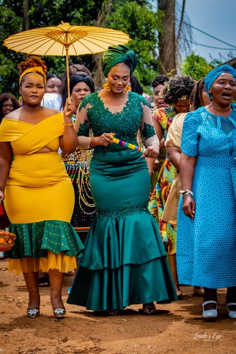 Membeso Outfits, Best Traditional Dresses, Membeso Dress, Gala Dresses Long, Wedding Dresses South Africa, Unique Dress Styles, Emerald Green Wedding Theme, South African Traditional Dresses, Church Dresses For Women