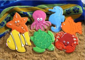 Sea Creature cookies~     By Bakers and Artists, Red Crab, green turtle, Yellow Fish, Orange fish, Orange starfish, pink octopus, Blue seahorse Starfish Cookies, Fish Cookies, Beach Cookies, Turtle Cookies, Sea Birthday Party, Summer Cookies, Cookie Party, Pretty Cookies, Fancy Cookies