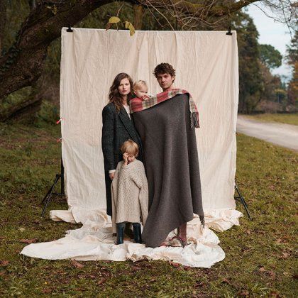 Family Editorial, Bette Franke, Outdoor Family Portraits, Makeup Item, Vogue Portugal, Jean Seberg, Family Photoshoot Poses, Family Inspiration, Family Photo Album