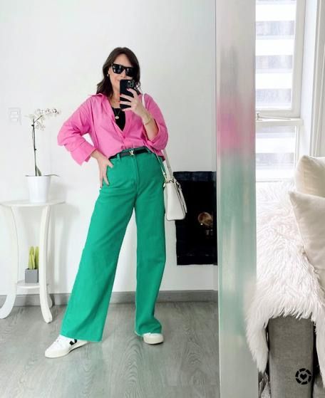 Fuchsia shirt, green jeans, sneakers, crossbody bag, casual chic style spring summer 💗🌿 Fuchsia Shirt Outfit, Casual Chic Style Spring, Spring Fashion Chic, Green Jeans, Style Spring, Casual Chic Style, Cotton Blouse, Shirts For Women, Summer Colors