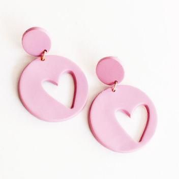 Clay Earrings Cow Print, Valentines Clay Earrings Diy, January Polymer Clay Earrings, Valentine Day Earrings, Valentine's Day Polymer Clay Ideas, Polymer Clay Valentine Ideas, Diy Valentines Earrings, Valentine Polymer Clay Ideas, Polymer Clay Earrings Ideas Easy