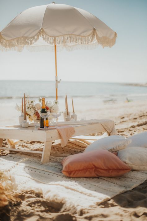 Dreamy Santa Barbara Proposal� | Santa BarbaraReal Weddings Romantic Beach Picnic, Beach Picnic Party, Picnic Engagement, Tout Rose, Picnic Inspiration, Picnic Decorations, Boho Picnic, Romantic Picnics, Romantic Beach