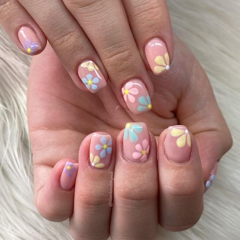 Daisy Pastel Nails, Easter Nails With Flowers, Gel Polish Flower Designs, Flower Gel Manicure, Easter Nails Natural, Flower Pastel Nails, Gelish Color Pastel, Pastel Nails Flowers, Pastel Nails With Flowers