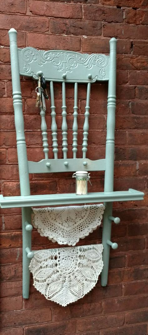 Old Rocking Chair Repurpose, Repurpose Chairs Wooden, Old Chairs Repurposed Diy Projects, Primitive Living Room Ideas, Repurpose Chairs, Chair Shelves, Chair Crafts, Repurposed Chairs, Chair Shelf