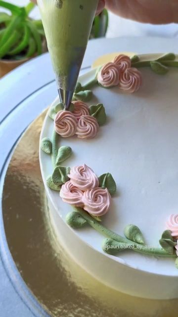 Cake Decorating With Flowers, Small Cakes Ideas, Simple Floral Cake, Cakes Red Velvet, Cake Decorating Flowers, Fondant Flower Cake, Cupcake Decorating Tips, Making Cakes, Buttercream Cake Decorating