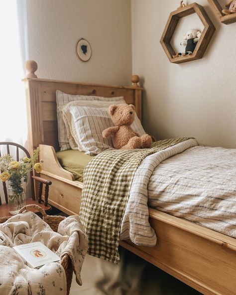 We did a little spring refresh in the boys’ room over the weekend, and I couldn’t love it more! 🧸🧺 Thank you so much to @pigletinbed bed f… | Instagram Cottage Core Bedroom, Shared Kids Room, Big Girl Bedrooms, Spring Refresh, Green Gingham, Green Bedding, Big Boy Room, Baby Boy Rooms