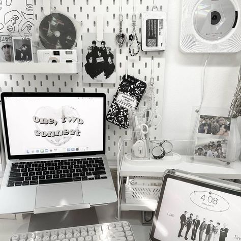 Monochrome Room Aesthetic, Decor Study Room, White Desk Decor, White Desk Setup, Room Inspiration Aesthetic, Uni Bedroom, Monochrome Room, Table Aesthetic, Merch Aesthetic