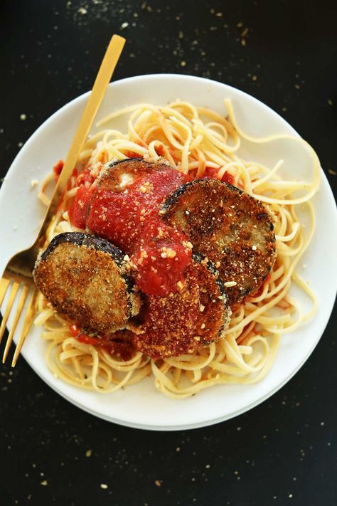 AMAZING Vegan Eggplant Parmesan Pasta! Crispy, delicious, perfect on top of your favorite pasta #vegan #minimalistbaker Vegan Eggplant Parmesan, Pumpkin Recipes Dinner, Vegan Eggplant, Filling Dinner, Recipe Sheets, Parmesan Pasta, Eggplant Parmesan, Vegan Parmesan, Recipes Keto