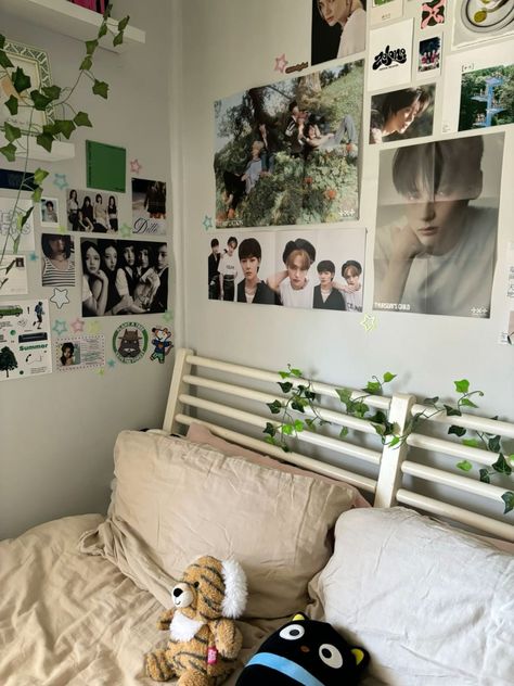 Txt Room Aesthetic, Kpop Dorm Room, Txt Room Decor, Room Inspo Kpop, Kpop Aesthetic Room, Txt Room, Kpop Room Ideas, Kpop Dorm, Kpop Room Aesthetic