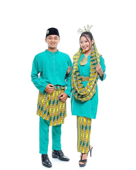 Baju adat Melayu pontianak, kalimantan barat. Pakaian tradisional Indonesia. Indonesia traditional costume. cr/instagram: puteraputerikalbar #culture #budaya #busana #clothes #attire #outfit #borneo Adat Melayu, Indonesia Traditional, Pencak Silat, Traditional Attire, Traditional Costume, Traditional Clothing, Traditional Outfits, Indonesia, Clothes