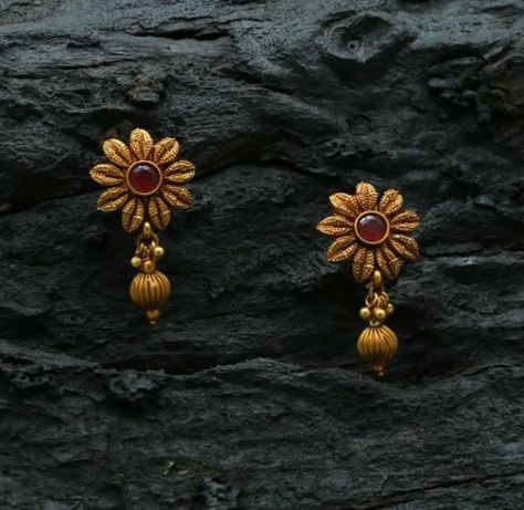 Daily Wear Gold Earrings, Beautiful Gold Earrings, Gold Earrings For Kids, Small Earrings Gold, Oxidized Earrings, Gold Earrings Indian, Antique Gold Earrings, Simple Gold Earrings, Gold Jhumka Earrings