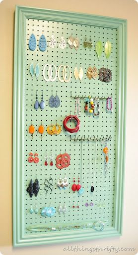 DIY jewelry holder Diy Peg Board, Diy Earring Holder, Peg Boards, Jewerly Organizer, Pegboard Organization, Jewerly Displays, Diy Jewelry Display, Diy Jewelry Holder, Diy Earring