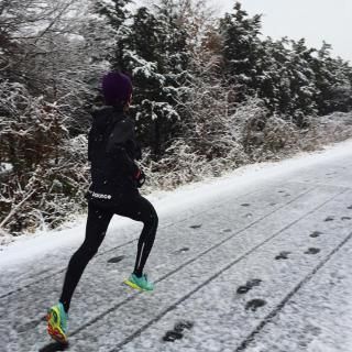 Running In Snow, Running Photography, Person Running, Holiday Workout, Running In Cold Weather, Winter Running, Running Inspiration, Running Tips, Beach Volleyball