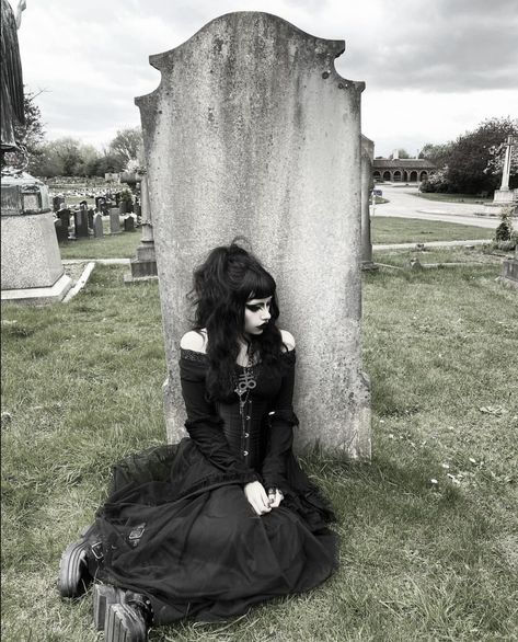 Goth Cemetery Photoshoot, Trad Goth Outfit Ideas, Goth Photoshoot, Trad Goth Outfits, Dark Gothic Fashion, Types Of Goth, Goth Fits, Gothic Pictures, Goth Outfit Ideas