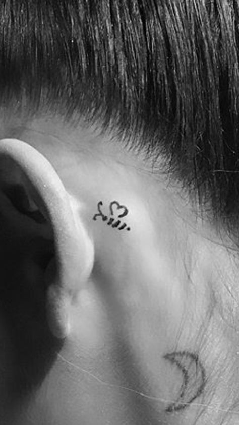 Ariana Grande Tattoo, Tattoo Behind Ear, Bee Tattoo, Ear Tattoo, Behind Ear Tattoo, Tattoos And Piercings, Ariana Grande, Tatting, Piercings