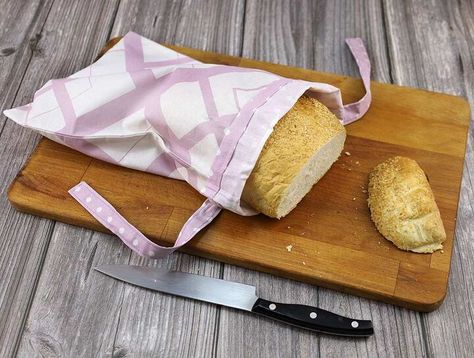 Keep your bread fresh and soft for longer with the help of this practical DIY bread bag! It’s an easy-to-make bag that you can use to store your bread in or to carry the bread from the grocery store home in a more environmentally friendly way. This bread bag can save you money and reduce the waste you leave behind because you won’t need to use those plastic or paper bags.It also does a fine job at preventing the bread from drying fast, which means you should have one of these even if… Diy Bread, French Loaf, Diy Storage Bed, Make A Tie, Bread Bag, How To Make Pesto, Bread Bin, Stale Bread, Bread Bags