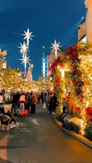 Secret Los Angeles on Instagram: "[LINK IN BIO] POV: It's Christmas at The Grove! 😍🎄Head to our link in bio for more dazzling light displays around the city.✨ #mysecretla ⁠ ⁠ 📍: @thegrovela⁠ 🎥: @revisualsla" Christmas In Los Angeles, La Bucket List, Christmas Travel Destinations, Tea Wallpaper, Lights Decorations, Best Christmas Markets, Instagram Link In Bio, Road Trip With Kids, Holiday Vibes