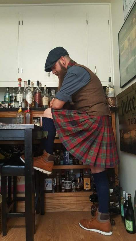 Highland Fashion, Kilt Men Fashion, Kilt Men, Fluid Fashion, Wedding Guest Outfit Inspiration, Outlander Knitting, Kilt Outfits, Kilt Skirt, Tartan Kilt