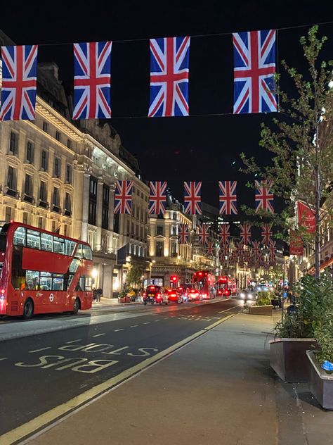 London Picadilly, Living In London Aesthetic, London England Photography, Oxford Street London, Study In London, London Vibes, Oxford Circus, London Dreams, England Homes