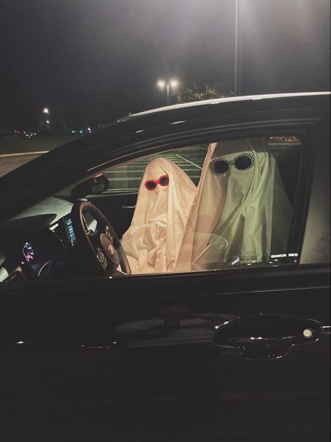 Ghost trend, tiktok, grunge, couple Ghost Girlfriend, Ghost Shoot, Fotos Halloween, Sheet Ghosts, Pumpkin Photoshoot, Witch Photoshoot, Ghost Trend, Ghost Pics, Disco Halloween