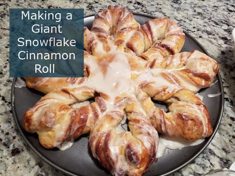 Making a Giant Snowflake Cinnamon Roll Snowflake Cinnamon Rolls, Holiday Baking Gifts, Christmas Family Fun, Brownie Mix Cookies, Cute Recipes, Cinnamon Roll Dough, Christmas Morning Breakfast, Things To Bake, Winter Treats