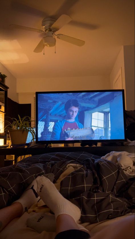 Couple Movie Night At Home Aesthetic, Movie Night Harry Potter, Movie At Home Date Night, Couple Movie Night At Home, Home Movie Date Aesthetic, Couple Chilling At Home, Movie At Home Aesthetic, Movie Night Snap, Movie Night Couple