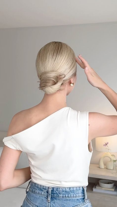 Alex Gaboury | A slowed down version of this easy french pin updo🤍 Comment any questions you have✨ How to Recreate French Pin Bun Hairstyle: 1. Gather... | Instagram French Chignon Updo, Formal Updo Tutorial, French Chignon, Alex Gaboury, French Pin, French Roll Hairstyle, Chignon Updo, Flapper Hair, Hair Updos Tutorials