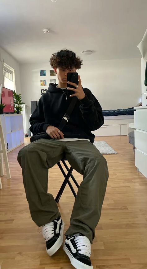 Vans Jeans Outfit, Dark Green Flannel Outfit, Vans New School Outfit, Black Boy Aesthetic Outfit, Black Jeans Outfit Mens Street Fashion, Green Crewneck Outfit, Teen Boys Outfit Ideas, Trench Coat Fits, Outfit To Recreate