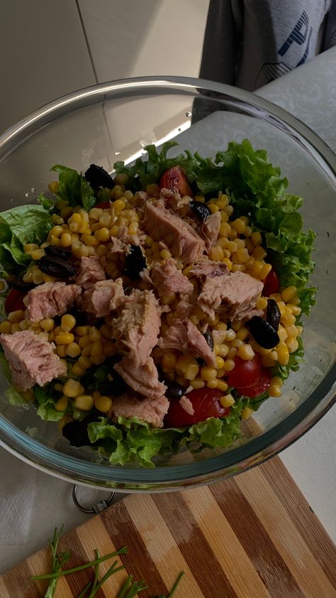 Tuna salad Tuna Caesar Salad, Tuna Dinner, Tuna Dinners, Dinner Aesthetic, Food Decor, Tuna Salad, Caesar Salad, Food Decoration, Healthy Lifestyle