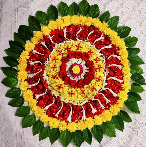 Real Flowers Rangoli Designs Ideas, Pookolam Design, Real Flower Rangoli Designs, Rangoli Designs With Flowers Petals, Floral Rangoli Designs, Flower Rangoli Designs Creativity, House Mandir, Onam Decor, Diwali Designs