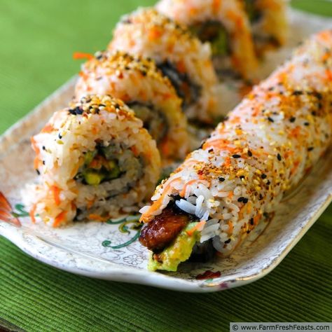 Unagi is one of the best sushi fillings - and this recipe has got it all! Avocado Sushi Roll, Resep Sushi, Avocado Rolls, Sushi Fillings, Carrot Rice, Avocado Sushi, Sushi Rice Recipes, Sushi Recipes Homemade, Dessert Sushi