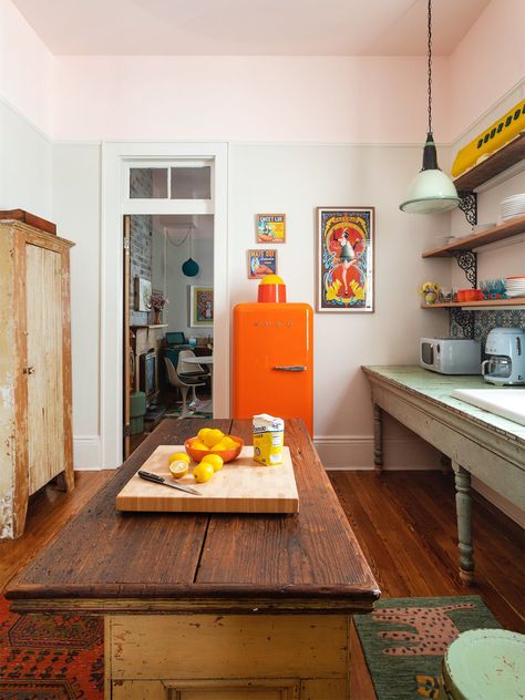 Old Style Kitchen, Refrigerator Ideas, Old Sink, Retro Appliances, Vintage Tub, Orange Kitchen, Ikea Cabinets, Kitchen Refrigerator, Trendy Kitchen