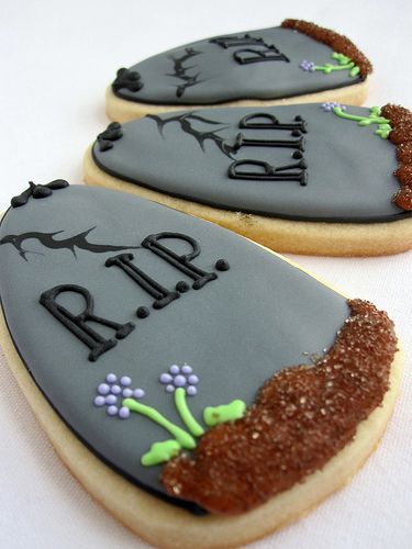 Pushing Daisies | Flickr: Intercambio de fotos Dessert Halloween, Halloween Cookies Decorated, Halloween Sugar Cookies, Pushing Daisies, Iced Sugar Cookies, Halloween Baking, Sugar Cookie Designs, Fall Cookies, Fancy Cookies