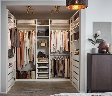 Pour organiser au mieux sa garde-robe, le dressing est l'élément de rangement idéal. Dans une chambre, dans un couloir, dans l'entrée ou encore pièce dédiée... Small Boys Bedrooms, Dressing Ikea, Ikea Closet Organizer, Armoire Ikea, Portable Wardrobe Closet, Pax System, Custom Closet Design, Storage Solutions Bedroom, Ikea Closet