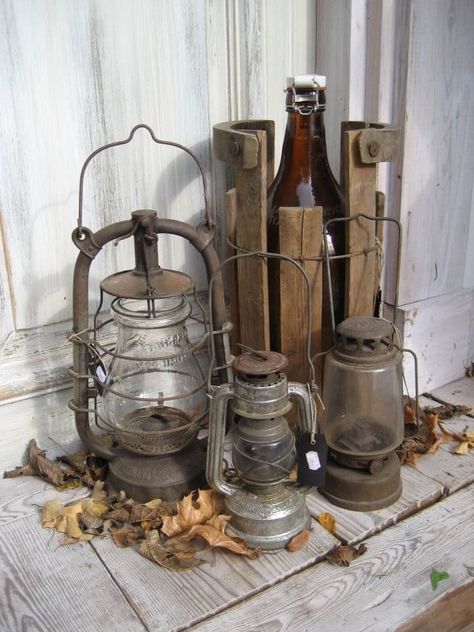 Update your home with these amazing vintage porch decor ideas that bring lively classic styles to your porch with only a few additions! Vintage decor ideas are a great way to add style to small spaces! #VintageDecor #VintagePorchDecor #PorchDecor #Porch #Vintage #Farmhouse #RusticStyle Vintage Porch Decor, Vintage Lantern Decor, Galvanized Wash Tub, Old Milk Jugs, Vintage Decor Ideas, Old Lanterns, Vintage Porch, Vintage Ladder, Antique Lanterns