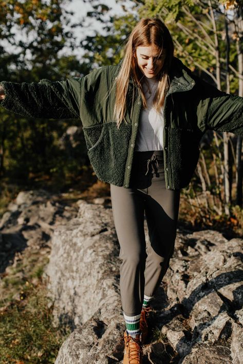 Fall Hike Outfit, Hiking Pants Outfit, Outdoor Style Women, Alaska Outfits, Fall Hiking Outfits For Women, Trekking Outfit, Camping Outfits For Women, Cute Hiking Outfit, Hiking Outfits