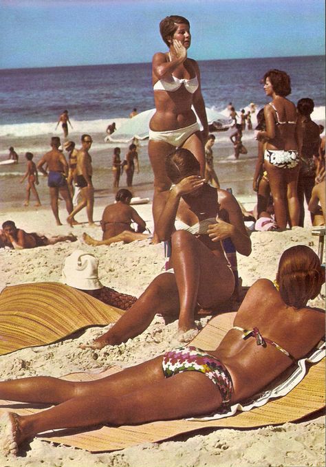 This is what everyday life in Rio looked like in the 1970s. Brazil Culture, Copacabana Beach, Bossa Nova, Summer Dream, European Summer, Vintage Beach, Beach Aesthetic, Vintage Summer, Beach Photos