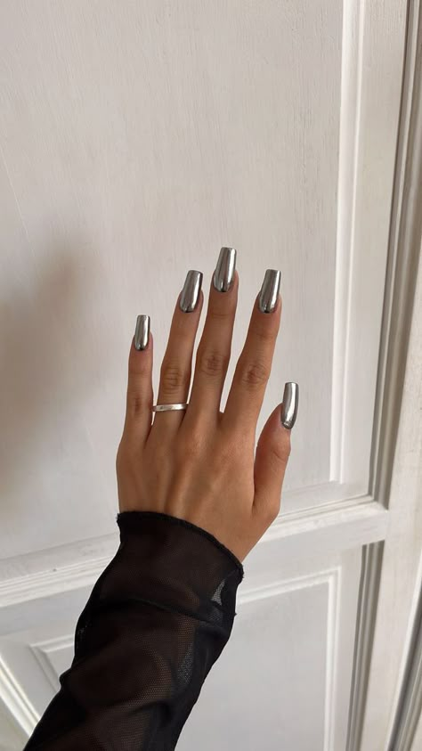 Silver Xmas Nails, Silver Nails Gel, Liquid Metal Nails, Donut Nails Hailey Bieber, Glazed Donut Nails Hailey Bieber, Valentines Day Nails Gel, Hailey Bieber Nails Chrome, Chrome Nails Silver, Edgy Nails