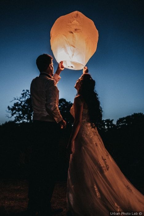 Night Prewedding Photography, Prewedding Photography Indian, Fields Photoshoot, Creative Wedding Pictures, Jasmine Wedding, London Wedding Venues, Bride And Groom Photo, Wedding Picture Poses, Wedding Lanterns